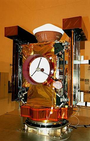 Stardust lors de sa construction. En haut, la capsule de retour d'échantillons. Nasa/JPL.