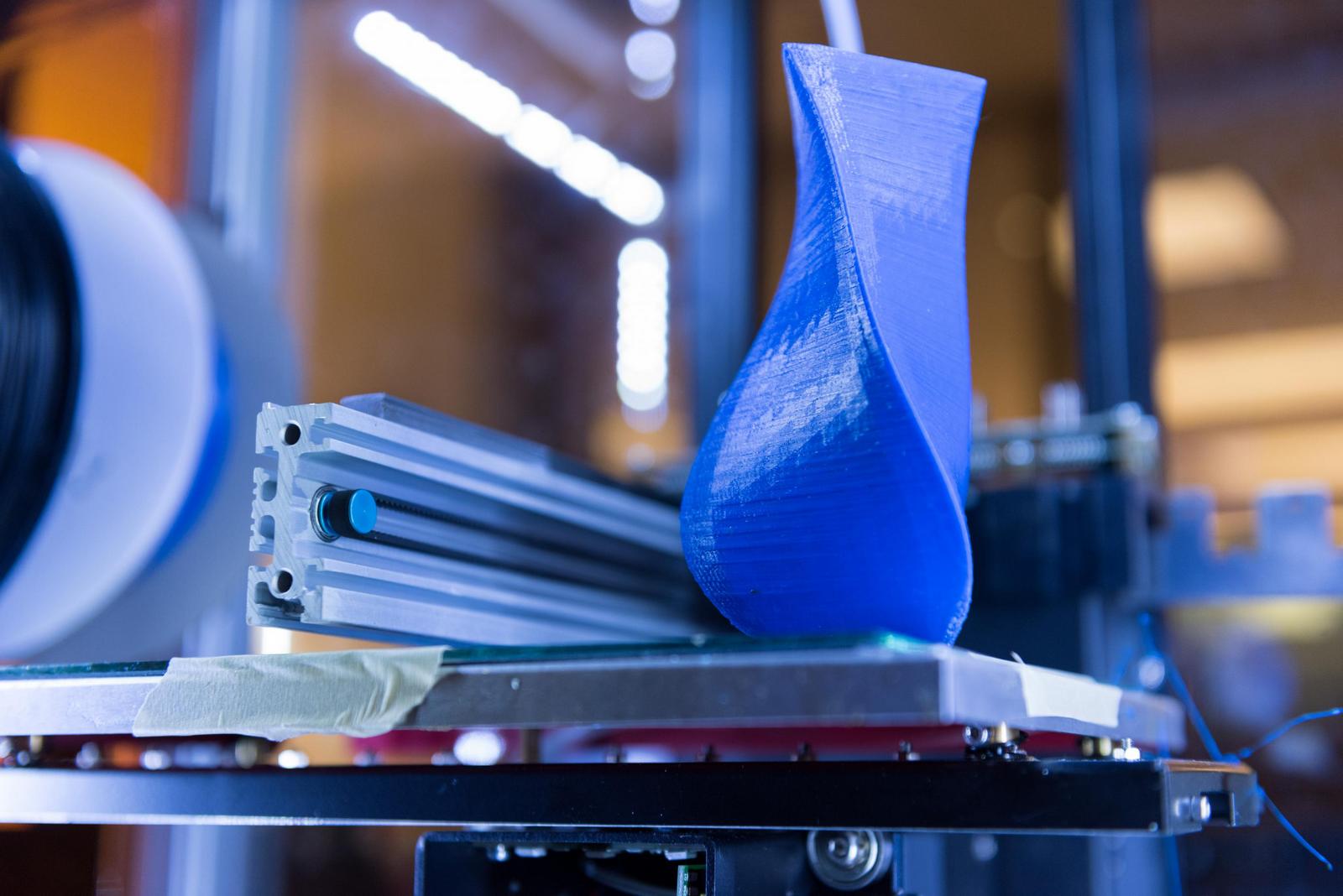 L’impression 3D à base de filaments plastiques produit des émissions de particules qui, pour beaucoup, peuvent présenter un danger pour la santé. © Rob Felt