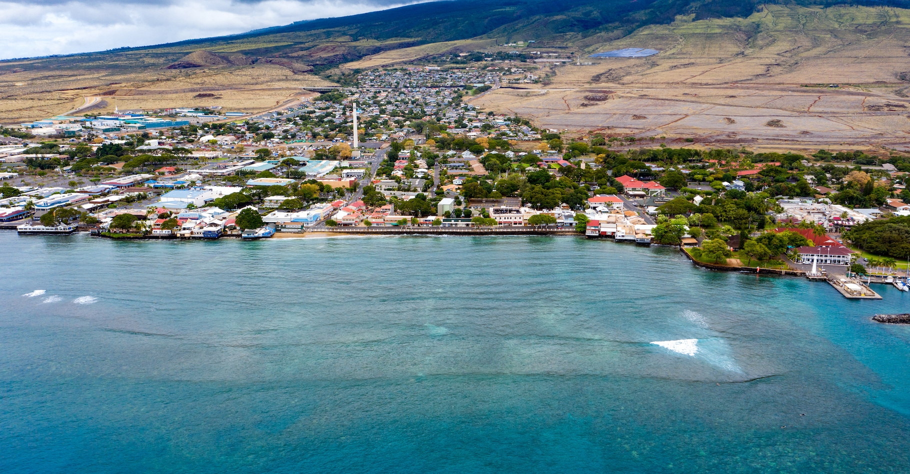 Sur l’île de Maui, à Hawaï (États-Unis), la ville de Lahaina a littéralement été rayée de la carte par un feu de forêt. © Wayne, Adobe Stock