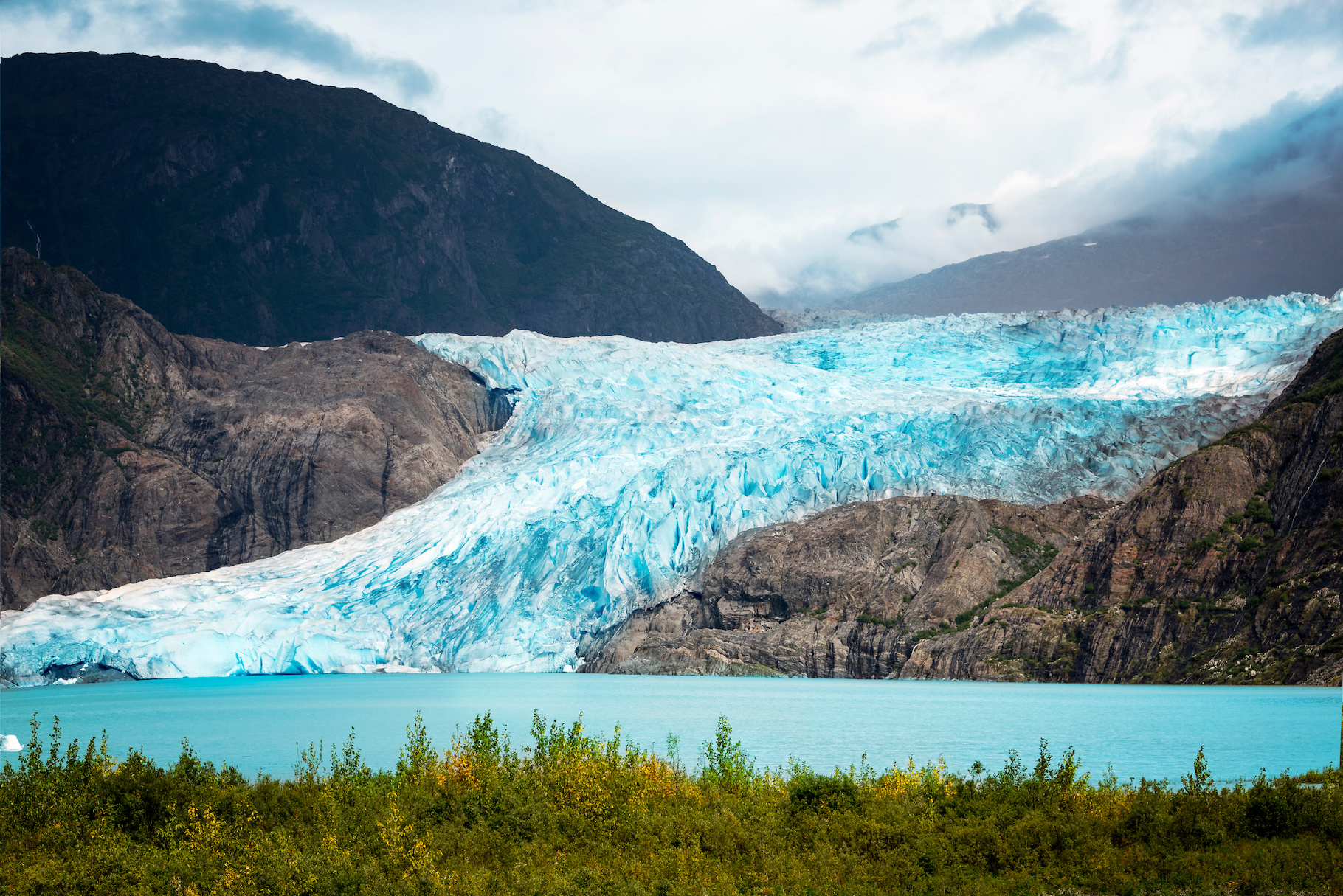 En Alaska (États-Unis), le glacier Mendenhall souffre du réchauffement climatique. Il vient d’être à l’origine d’une inondation brutale. © chaolik, Adobe Stock