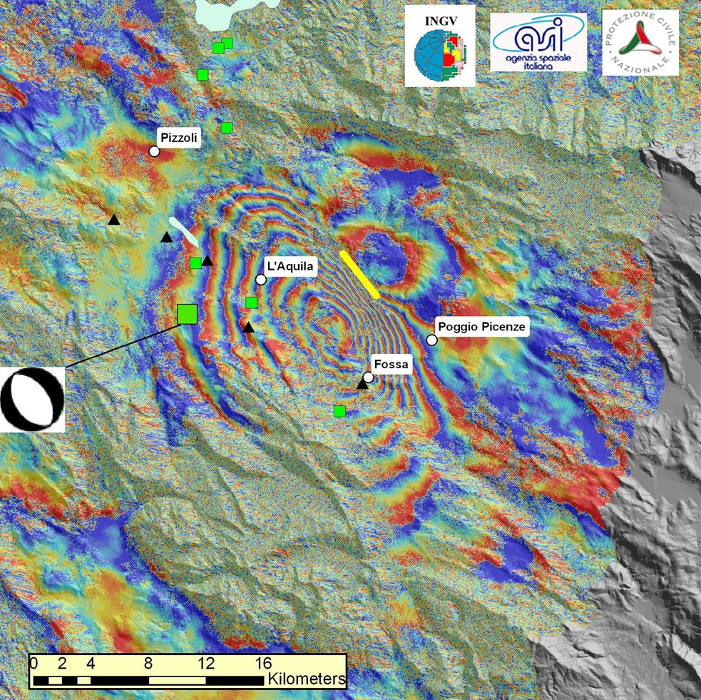 Sur cette carte, les triangles noirs représentent les stations GPS utilisées pour valider les déductions obtenues par InSAR et la taille des carrés verts la magnitude sismique des séismes. Le plus gros indique une valeur de 6,3 MW. Crédit : INGV