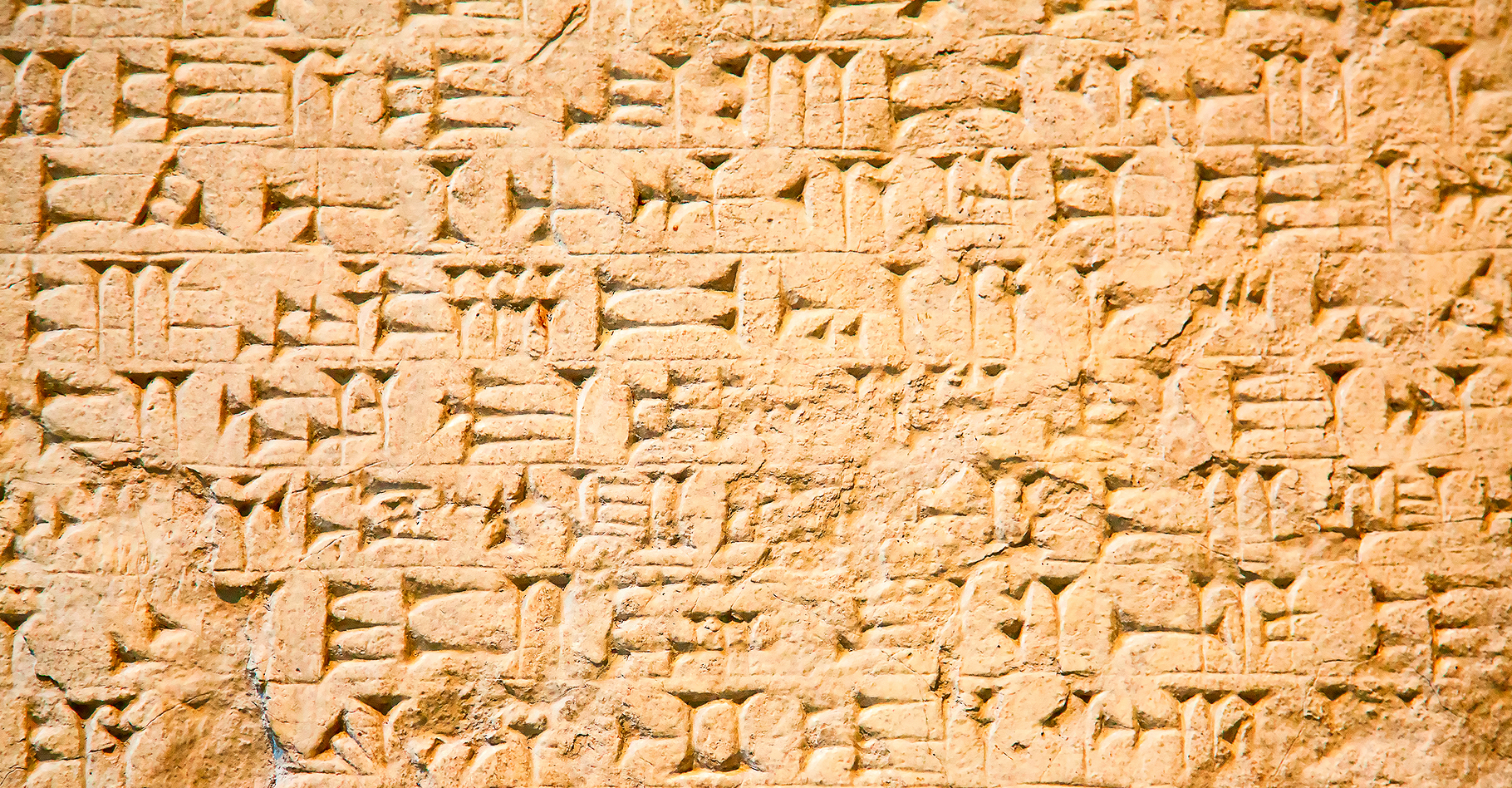 C’est en Mésopotamie que&nbsp;l’écriture&nbsp;a été inventée. Ici, une tablette couverte de signes cunéiformes provenant d’Irak. © Fedor Selivanov, Shutterstock