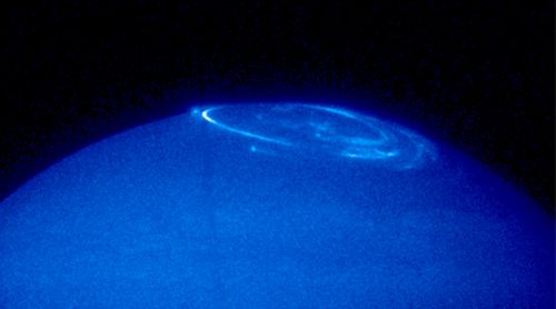 Image en ultraviolet du pôle nord de Jupiter réalisée par le télescope spatial Hubble. Crédit : Nasa.