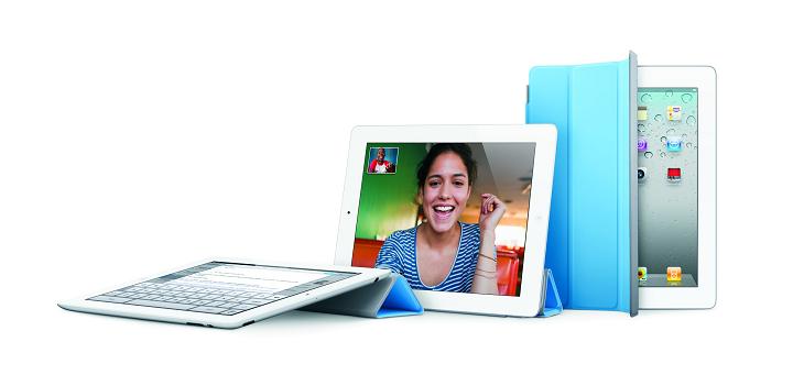 Pliable, l'accessoire SmartCover sert aussi de support lorsqu'on regarde une vidéo sur son iPad 2. © Apple