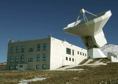 Le radiotélescope de 30 mètres de l'IRAM. Crédit IRAM.