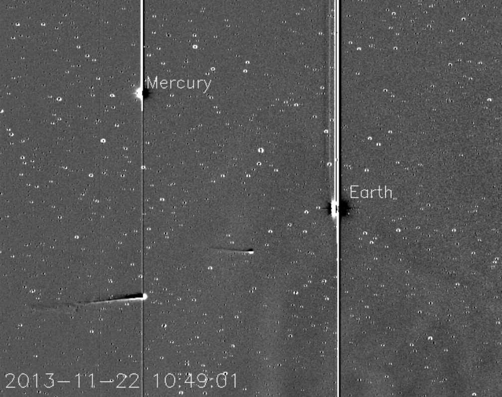 La comète Ison, en compagnie de la comète Encke, photographiée par le satellite Stereo A le 22 novembre. © Karl Battams, NRL, Nasa, Stereo, CIOC