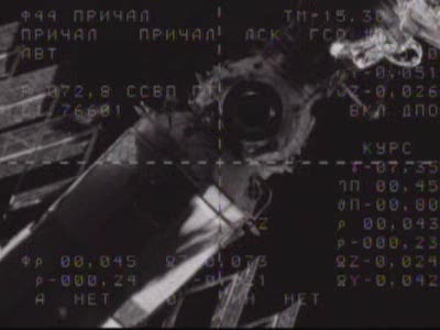 La station en approche, vue depuis le vaisseau Soyouz quelques instants avant la jonction. Source NasaTV