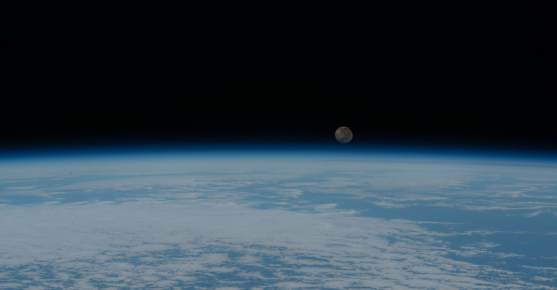 Cette photo d’un lever de Lune au-dessus de l’océan Atlantique est parmi les plus belles prises depuis la Station spatiale internationale (ISS) en 2020. © Nasa