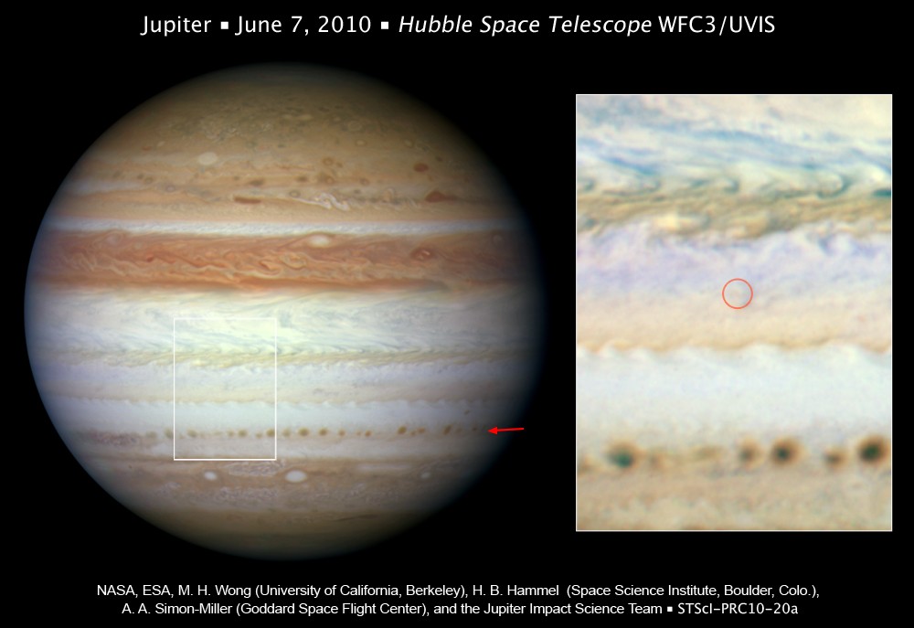 Cette image prise le 7 juin 2010 par le télescope spatial Hubble est venue confirmer qu'aucune cicatrice sombre n'était observable à l'endroit où s'était produit le flash lumineux quatre jours plus tôt (cercle rouge à droite). Un chapelet de taches sombres (flèche rouge) révèle le début de la désagrégation de la couche de nuages blancs qui masquent la bande équatoriale sud. Crédit Nasa/Esa

