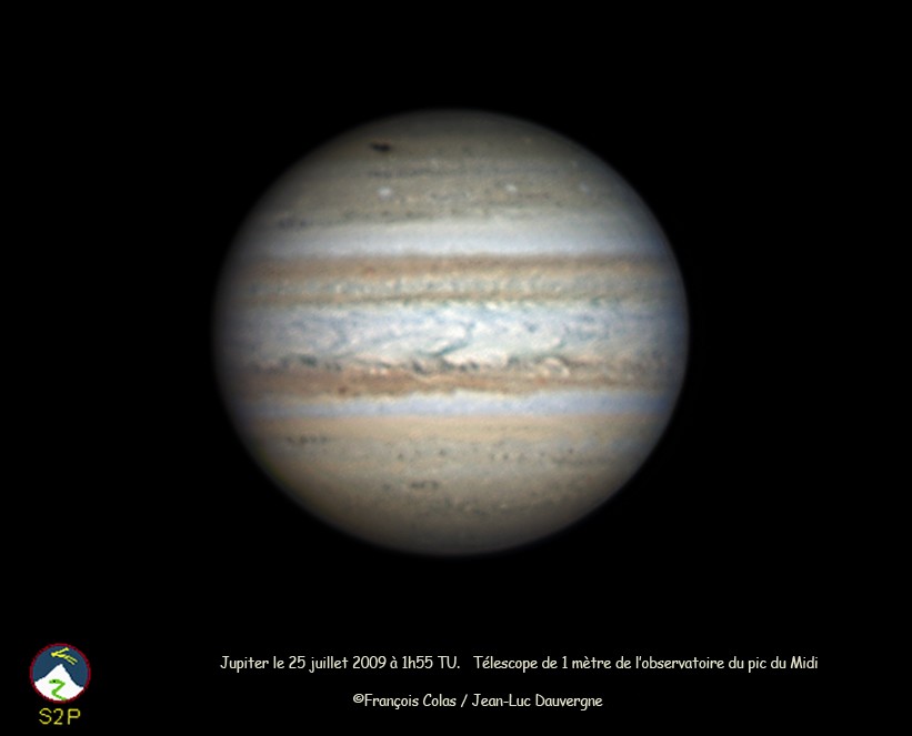 La marque noire dans la région polaire sud de Jupiter (en haut du globe sur l'image) est la trace de l'impact observé depuis le 19 juillet. Crédit F. Colas et J-L Dauvergne