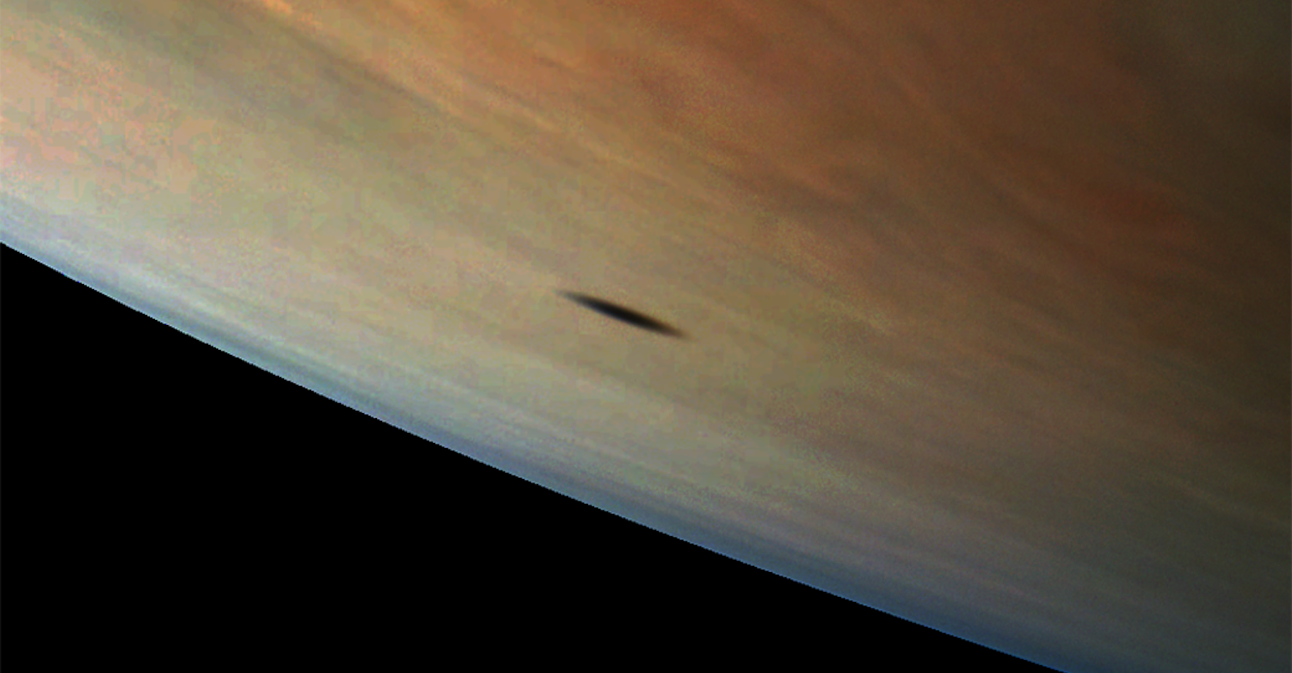 En 2017, la sonde Juno (Nasa) avait déjà immortalisé l’ombre d’Amalthée sur Jupiter. © Enhanced Image by Gerald Eichstädt and Sean Doran (CC by-NC-SA) based on images provided Courtesy of Nasa, JPL-Caltech, SwRI, MSSS