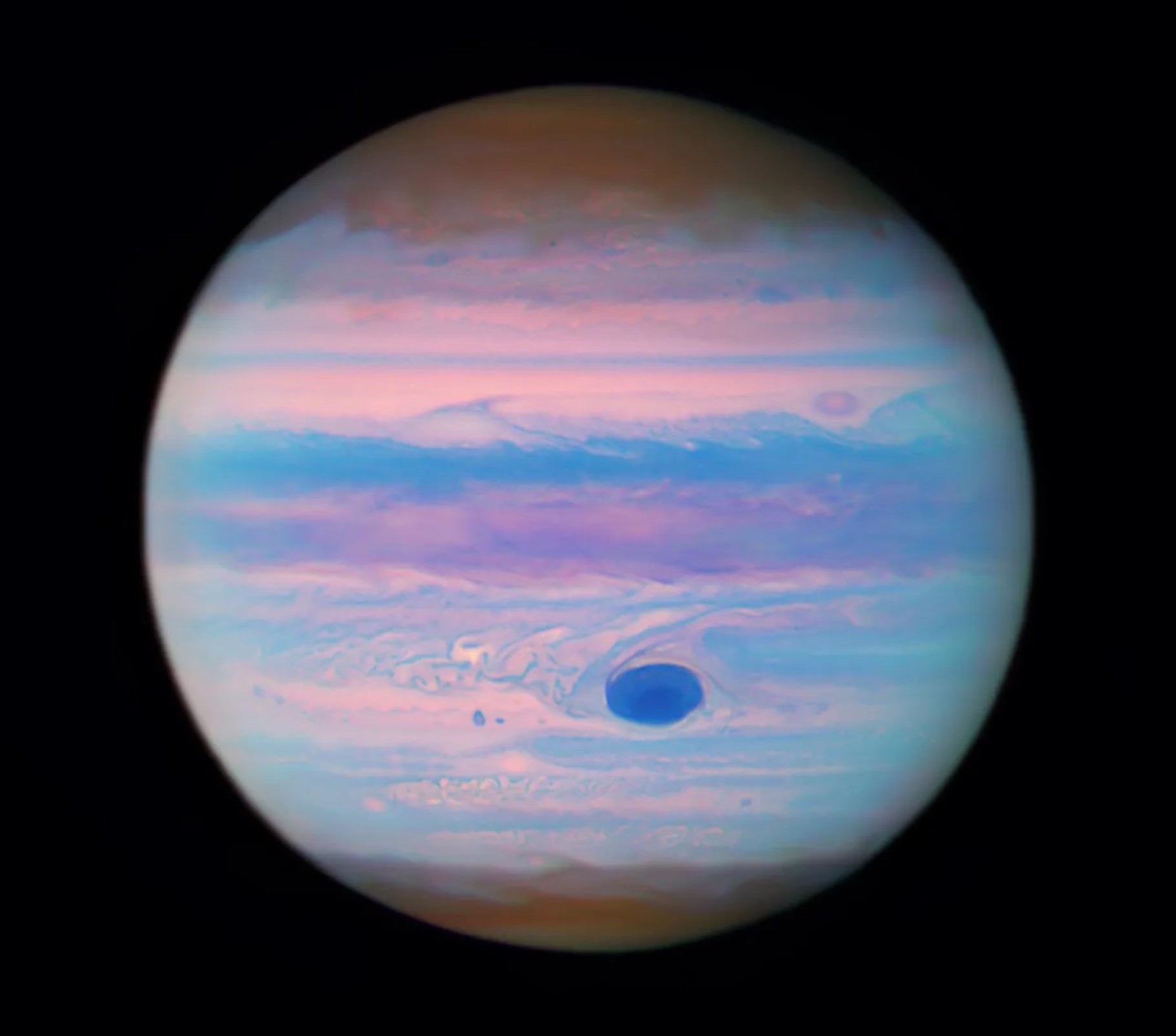 Le télescope spatial Hubble a révélé une nouvelle vue de Jupiter en ultraviolet. © Nasa, ESA, M. Wong, University of California - Berkeley ; Processing : Gladys Kober, Nasa, Catholic University of America