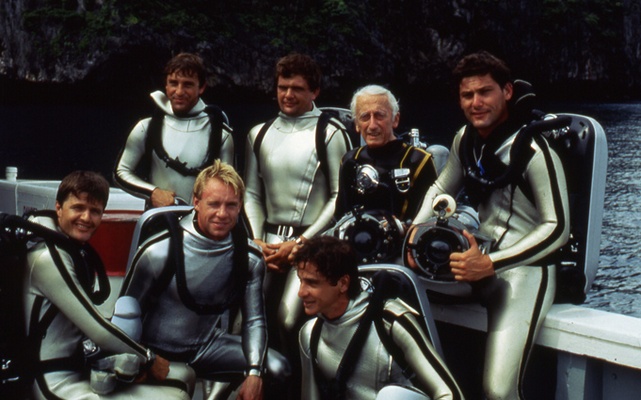 Le Commandant Cousteau entouré de plongeurs. Crédit : Cousteau Society 2010