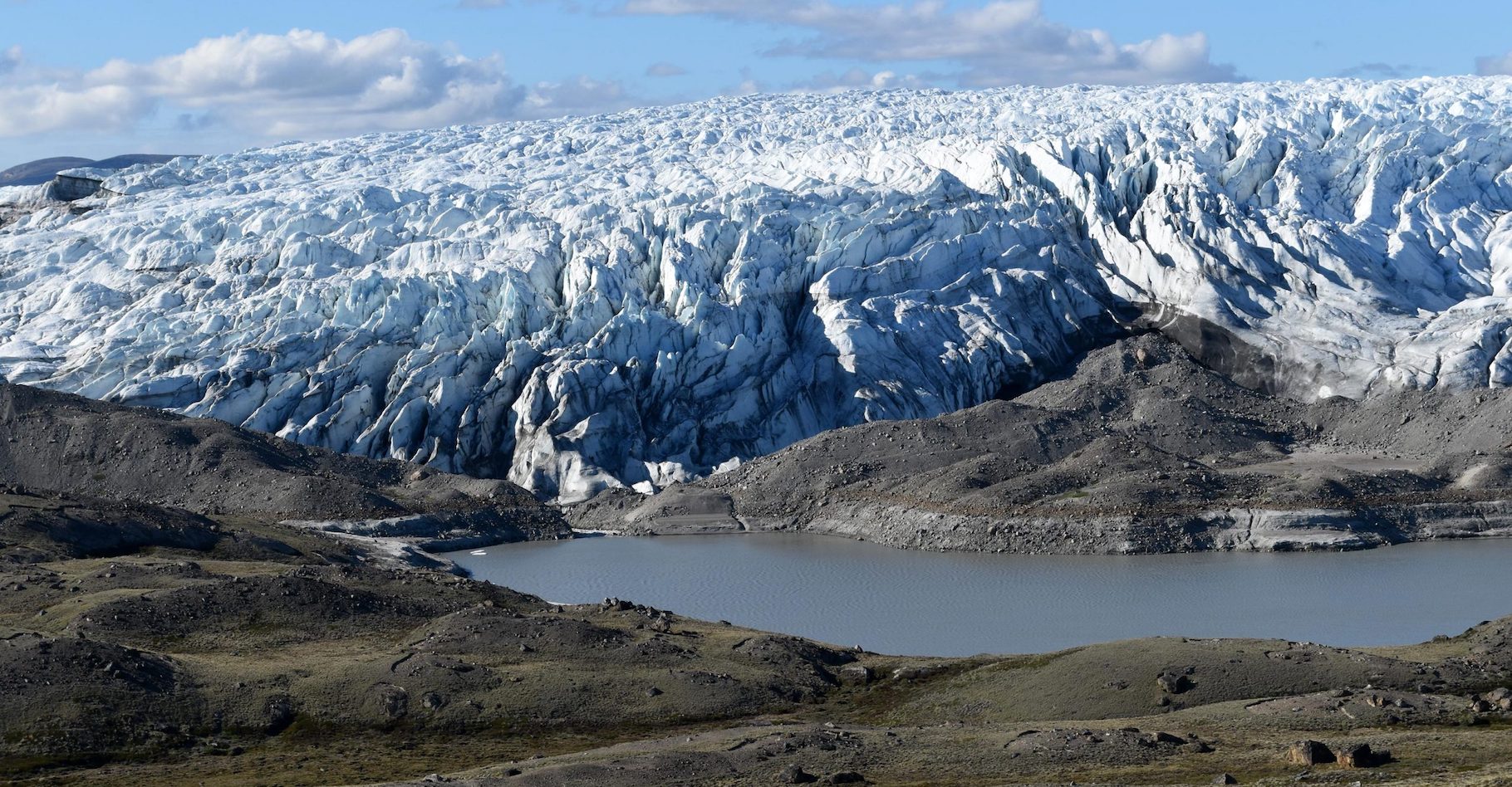 Ici, un lac nouvellement formé en bordure de la calotte glaciaire du Groenland. Une situation qui se multiplie avec le recul de la glace. Peut-être un aperçu de ce qu’a pu être, en son temps, l’immense lac sous-glaciaire découvert récemment par les chercheurs de l’université de Columbia (États-Unis). © Université de Columbia