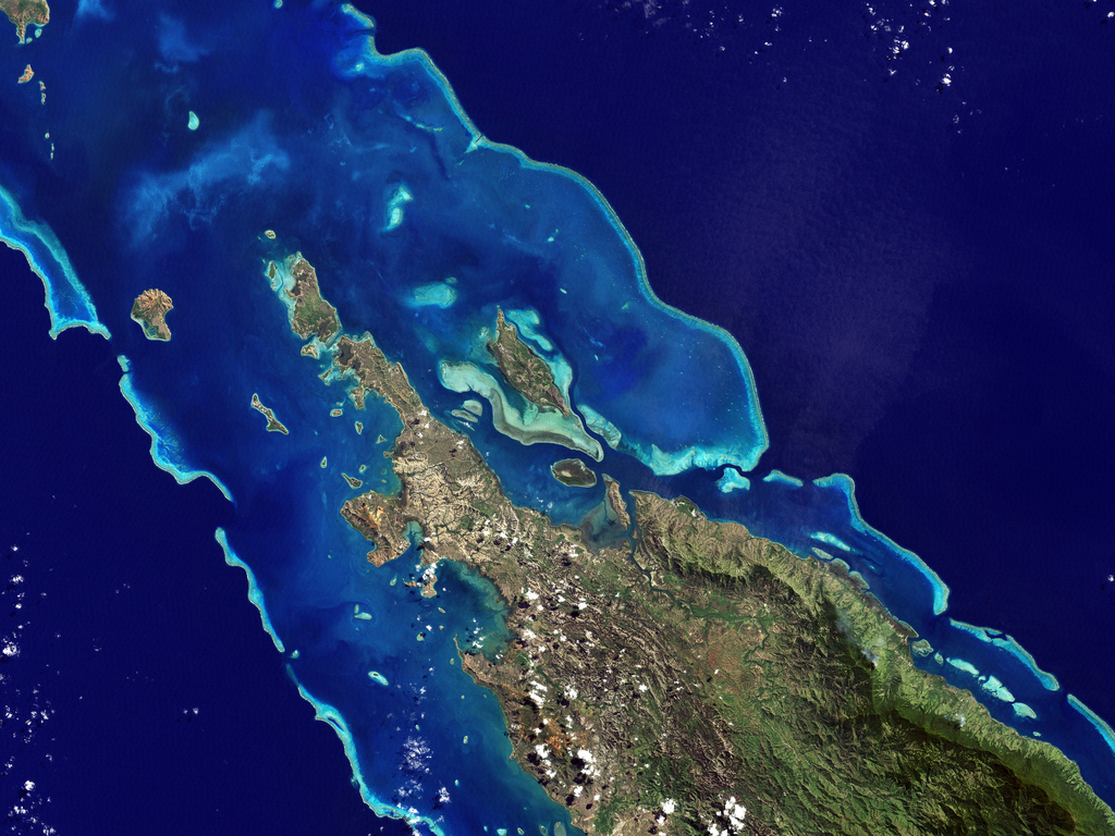 Le lagon calédonien s'étend sur environ 24.000 km². Sa barrière de corail mesure près de 1.600 km de long. Elle abriterait approximativement 300 espèces de coraux et 1.200 espèces de poissons. © Nasa Goddard Photo and Video, CC by 2.0
