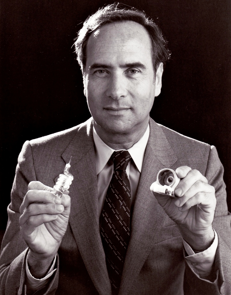 Théodore Maiman et son premier laser optique à rubis. © Kathleen Maiman