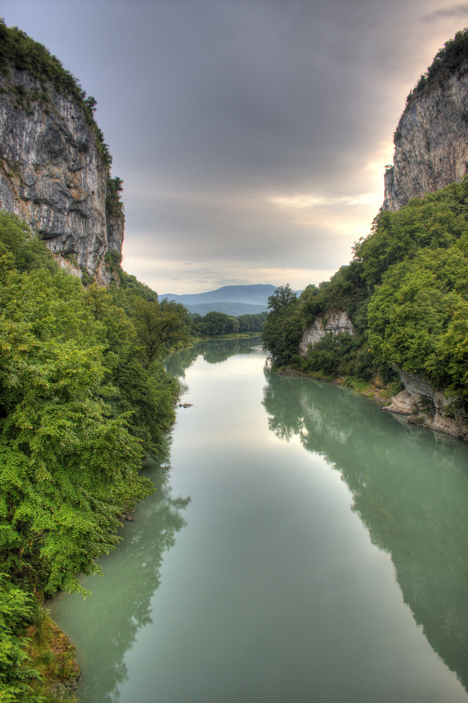 Le Rhône est une ressource indéniable pour de multiples usages : navigation, production énergétique, irrigation, industries, eau potable. © Eric Magnuson, Flickr, cc by nc sa 2.0
