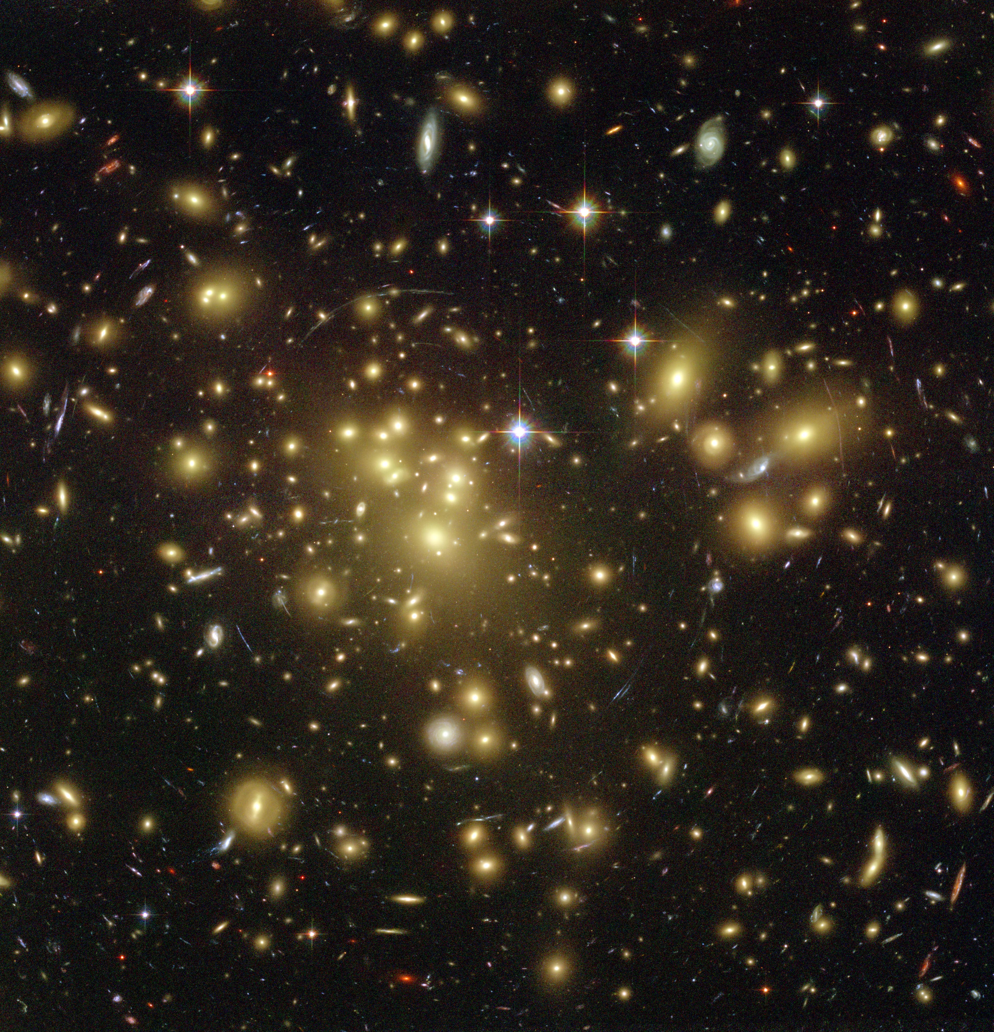 Certains des arcs lumineux les plus faibles de cette image sont en fait des galaxies situées à un peu plus de 13 milliards d'années-lumière, déformées par l'effet de lentille gravitationnelle, aussi appelé mirage gravitationnel. © Nasa