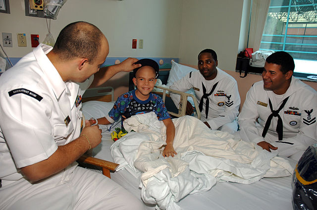 Les leucémies aiguës sont les maladies malignes les plus fréquentes en pédiatrie. Elles représentent environ 40 % des cancers de l’enfant et de l’adolescent. © US Navy, Wikimedia Commons, cc by sa 3.0