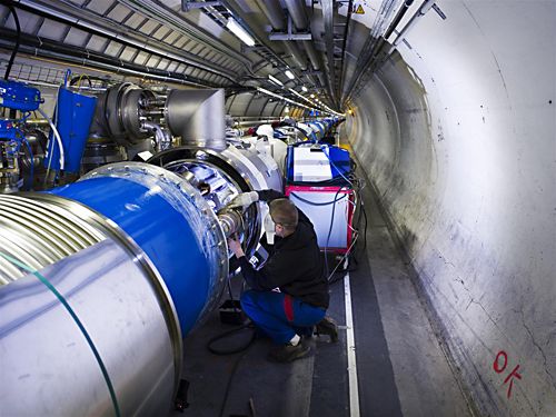 Dernières interconnexions sur le système cryogénique Crédit : European Organization for Nuclear Research