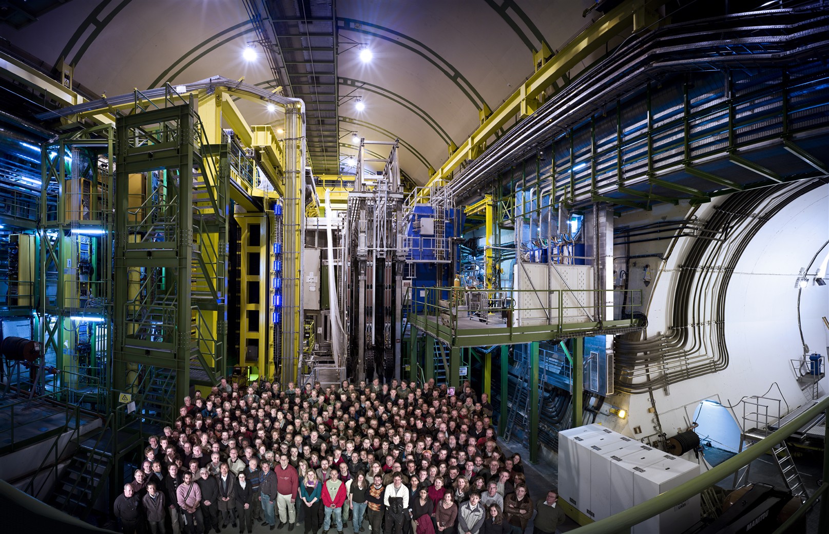 Les membres de la collaboration LHCb devant le détecteur du Cern. © Cern-Maximilien Brice-Rachel Barbier 