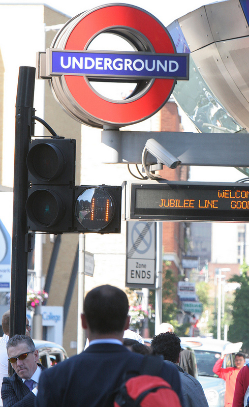 À partir de cet été, Londres va tester son système Scoot pour piétons aux abords de deux stations de métro. Des caméras filmeront et compteront le nombre de personnes présentes aux abords d’un passage protégé afin d’adapter la durée du temps de traversée en conséquence. © Transport for London