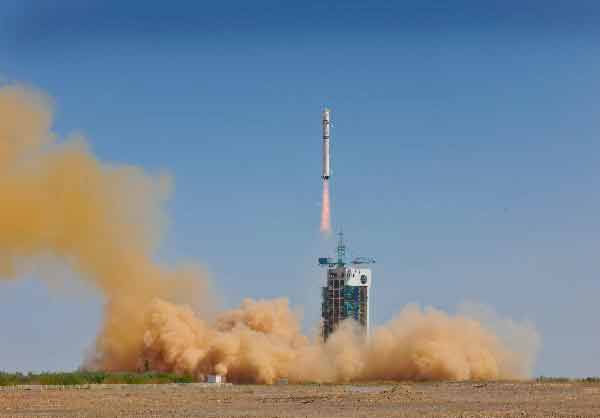 Décollage du lanceur à deux étages Longue Marche 2D qui emporte le satellite d’observation de la Terre Tian Hui-1. Crédits Xinhua / Liang Jie