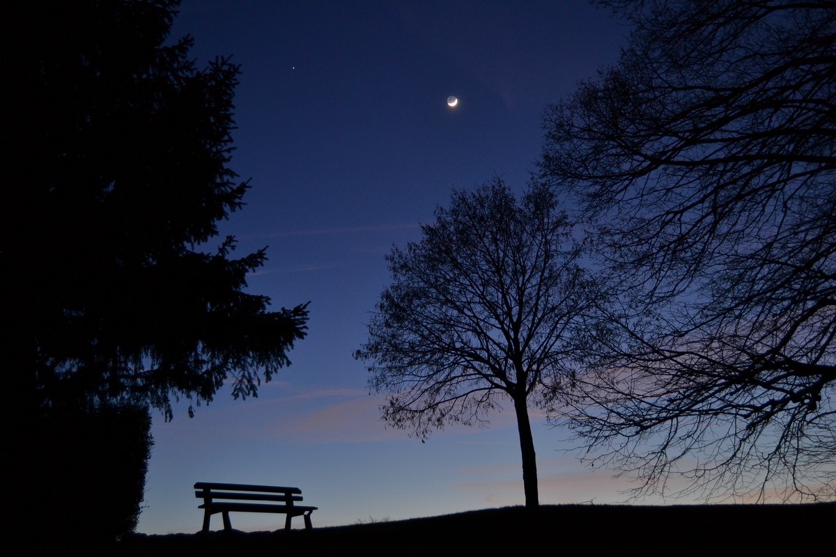 Dimanche 6 février au soir, moment magique avant la nuit. Dans le ciel le croissant lunaire accompagné de sa lumière cendrée n'est pas loin de Jupiter. © J.-B. Feldmann 