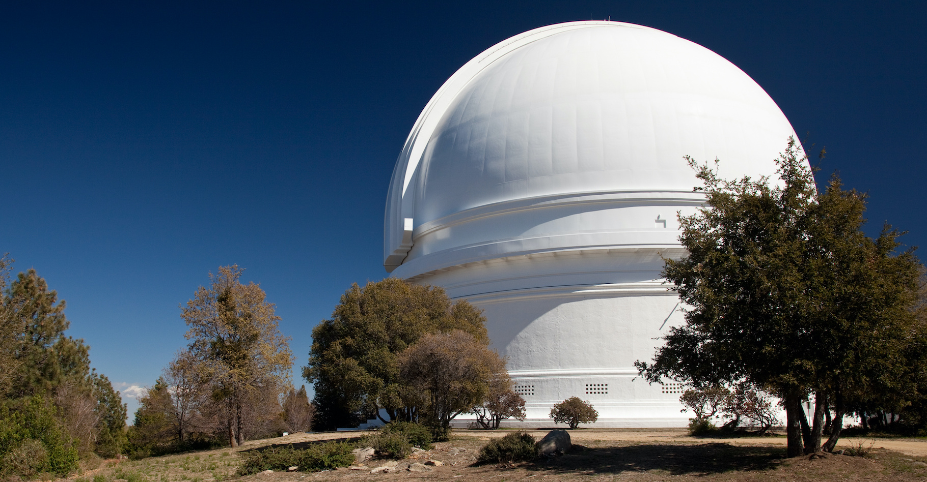 C’est depuis l’observatoire Palomar (États-Unis) que des lumières mystérieuses ont été photographiées dans le ciel en 1950. Les chercheurs de l’université de Stockholm (Suède) mènent l’enquête. © steheap, Adobe Stock