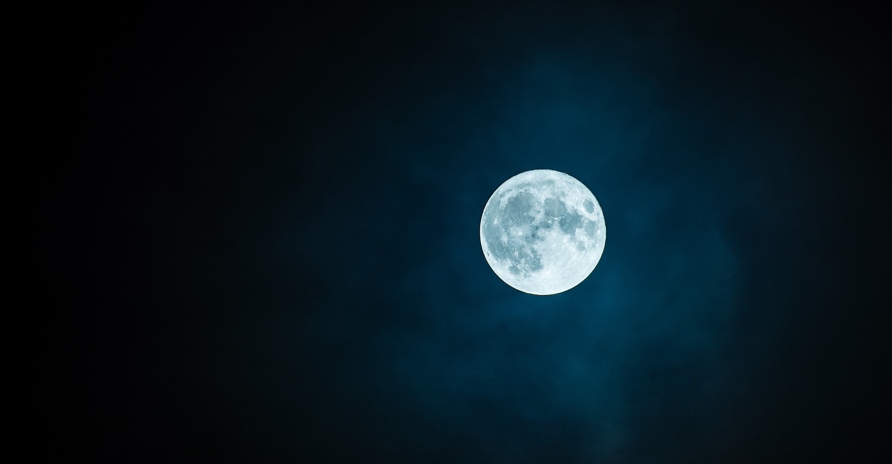 Selon des chercheurs américains, il y aurait au fond des cratères du pôle sud de la Lune, beaucoup plus de glace d’eau qu’on ne le pensait. Mais des chercheurs de la Nasa pensent que celle-ci pourrait être en train de s’échapper. © rkarkowski, Pixabay License
