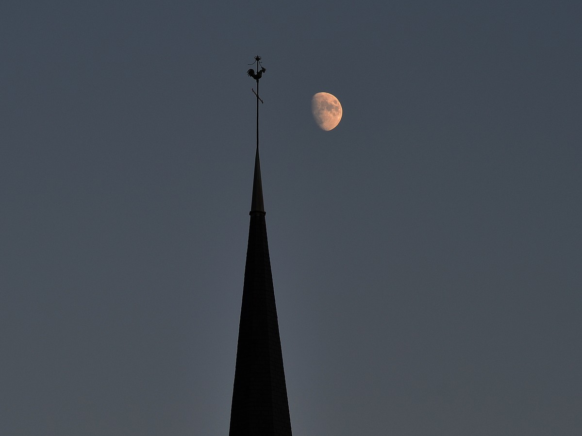 Ce soir observez la Lune gibbeuse si le ciel est clément ! © J.-B. Feldmann (http://montreurdimages.blogspot.com/)  