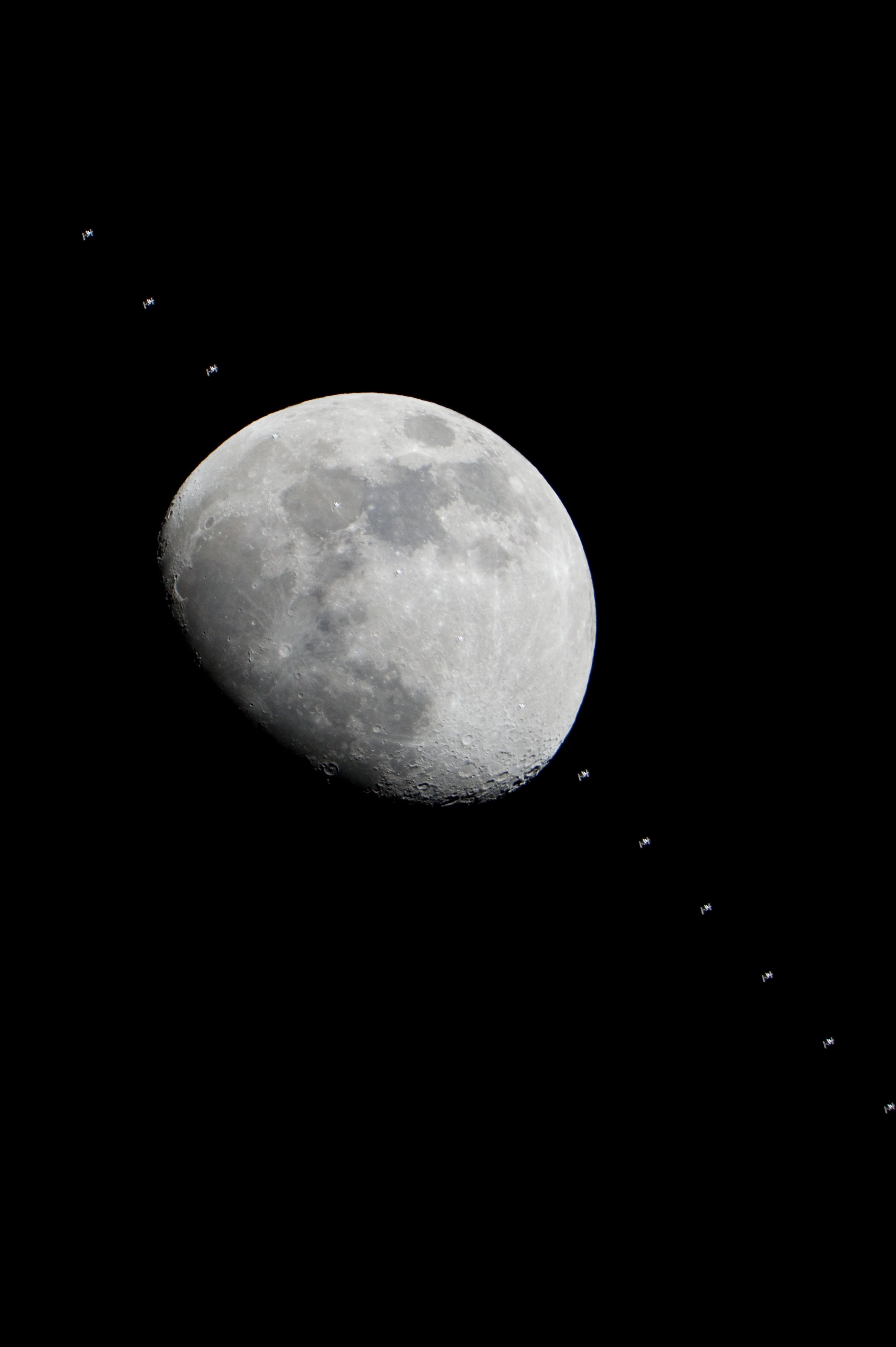 Image composite du passage de l'ISS devant la Lune le 4 janvier 2011. Chaque cliché a été pris à une vitesse de 1/1.600e de seconde avec une focale de 1.200 millimètres. © Nasa