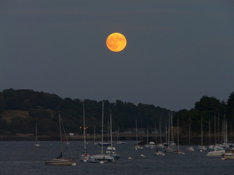 Lever de Pleine Lune sur un port breton. Crédit J-B Feldmann