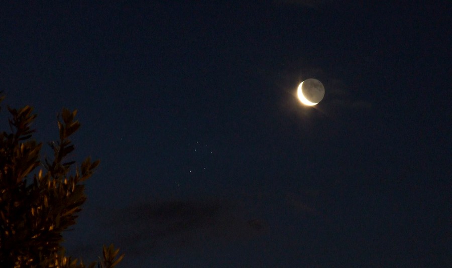 Un précédent rapprochement entre le croissant lunaire (accompagné de lumière cendrée) et l'amas d'étoiles des Pléiades. Crédit J.-B. Feldmann
