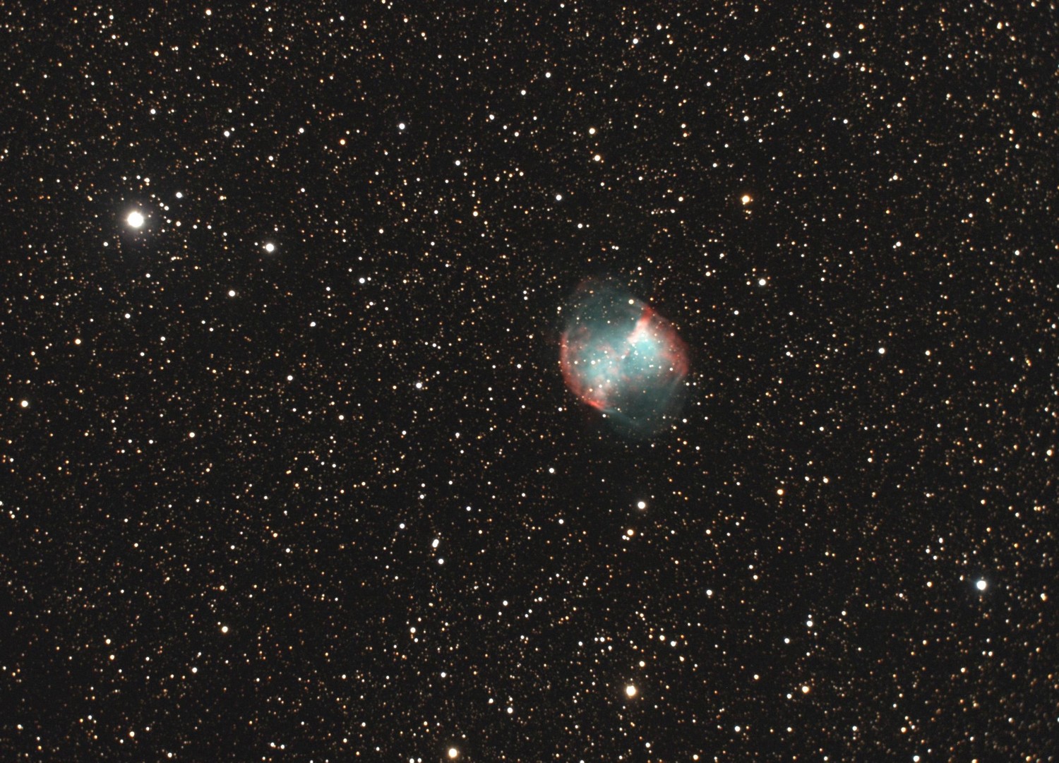 Messier 27, nébuleuse de l'Haltère, Dumbbell : trois noms pour une même nébuleuse planétaire dans la constellation du Petit Renard. © P. Renauld
