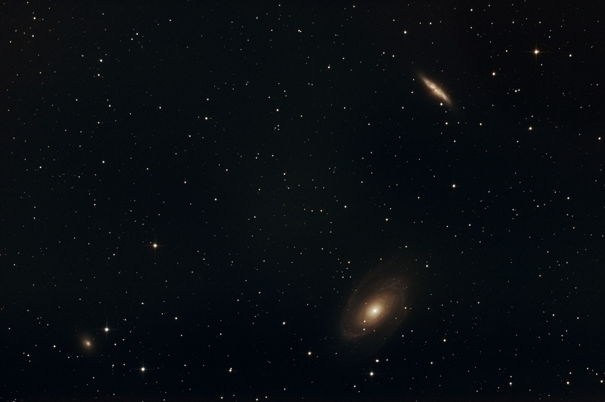 Le couple galactique M 81 et M 82 est accompagné de NGC 3077. © Maxime Simet