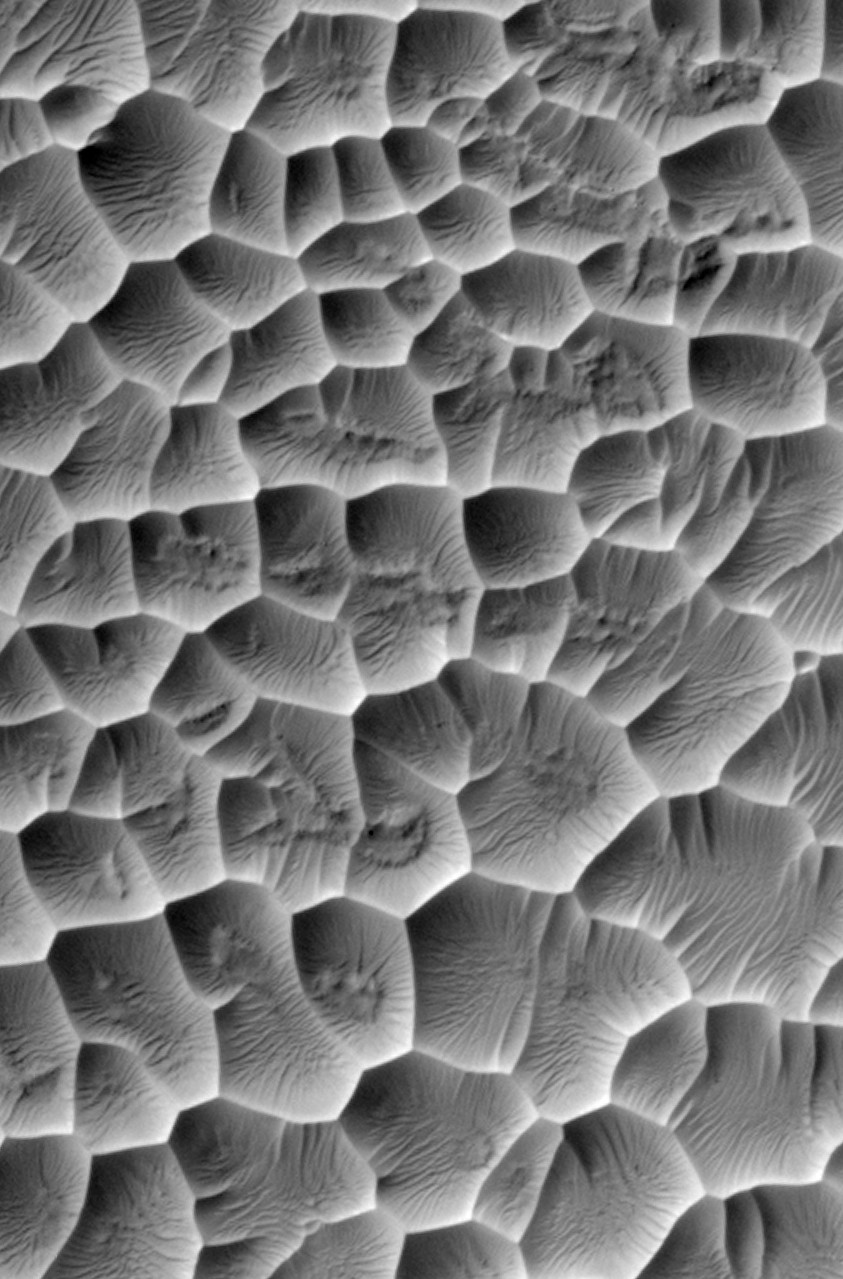 Gros plan sur les dunes en étoile ; sur Mars comme sur Terre, elles résultent de l'action de vents multidirectionnels. Crédit Nasa/JPL/University of Arizona
