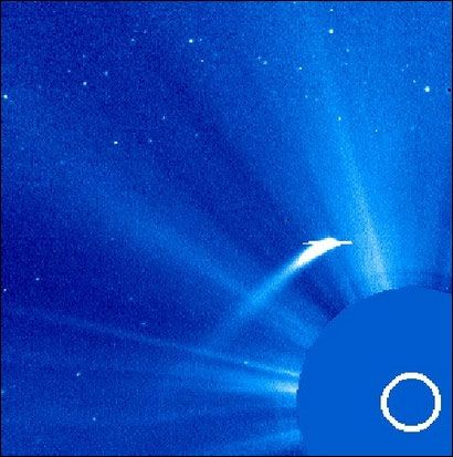 La comète Machholz 1 observée par le satellite Soho le 2 janvier 2002 lors de son passage à proximité du Soleil. Crédit Nasa/Esa