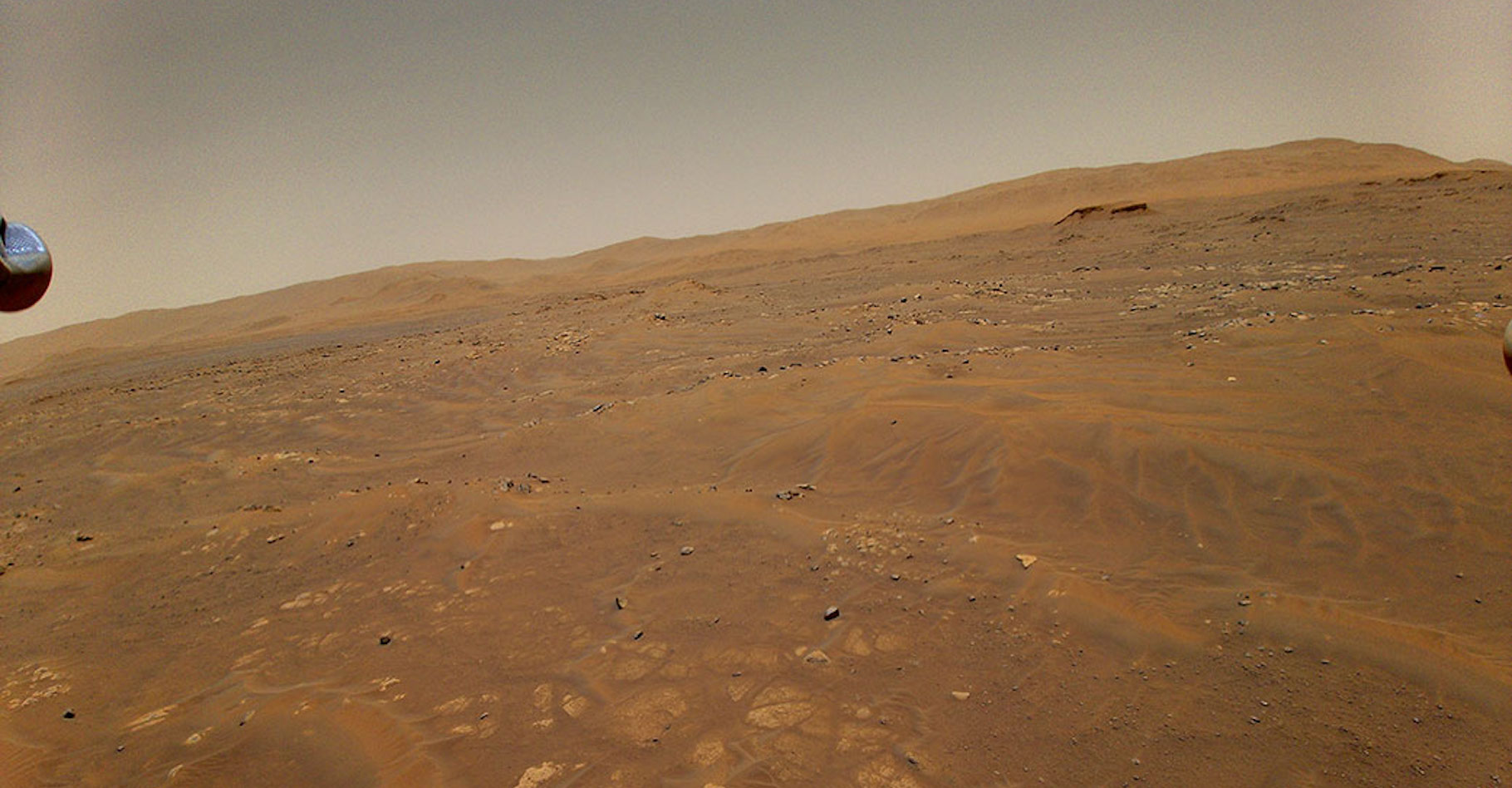 Cette image a été prise par Ingenuity, alors que l’hélicoptère martien volait à une altitude d’environ 10 mètres. Elle montre la région de « Séítah », la première qui sera explorée par le rover de la Nasa Perseverance au cours de sa mission scientifique sur Mars. © Nasa, JPL-Caltech