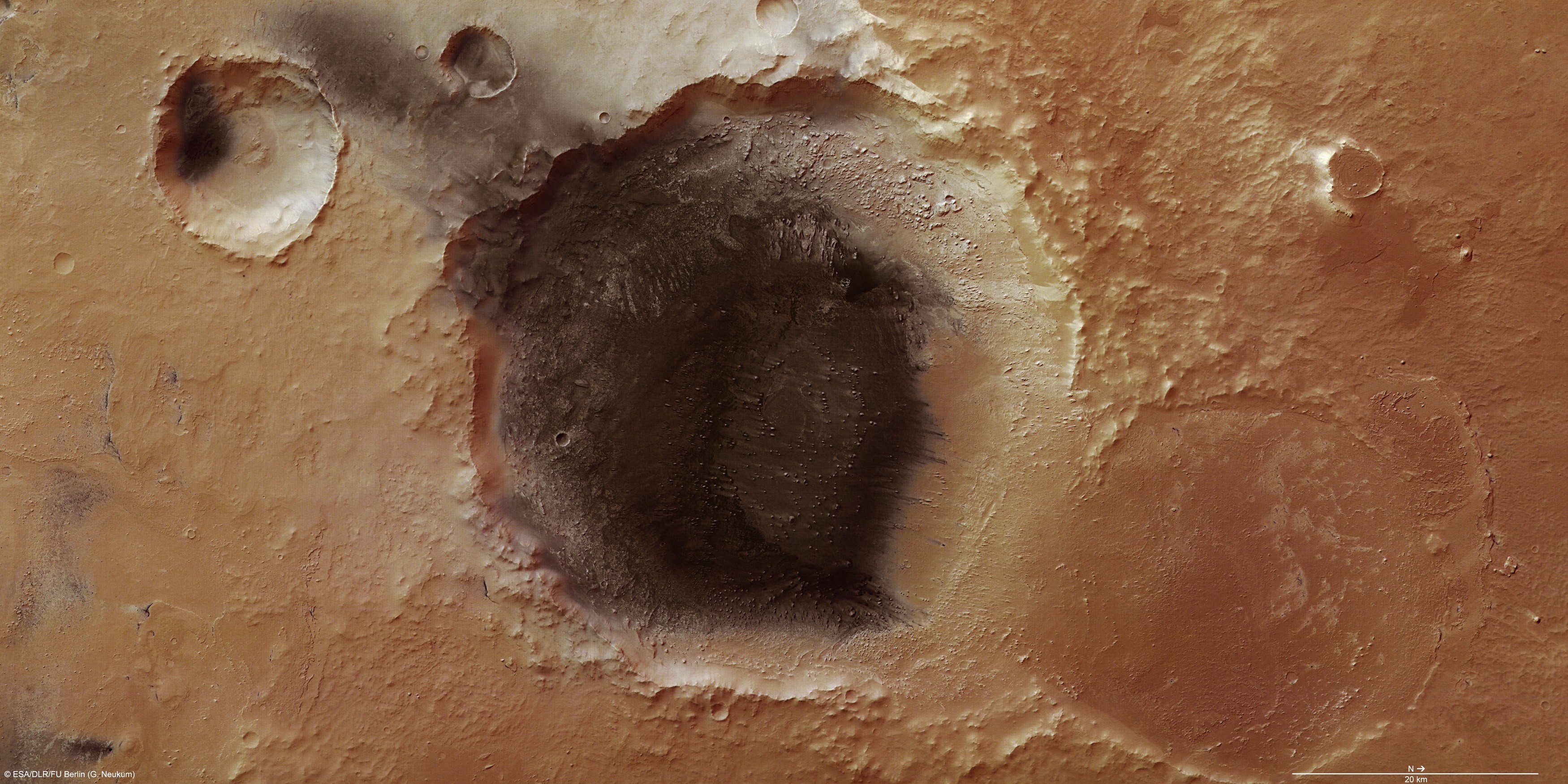 La caméra à haute résolution de Mars Express montre de nombreux détails dans cette région de Meridiani Planum, où un dépôt de cendres volcaniques semble s'échapper d'un cratère, soufflé par le vent. Crédit : Esa/DLR/Fu Berlin (G. Neukum)
