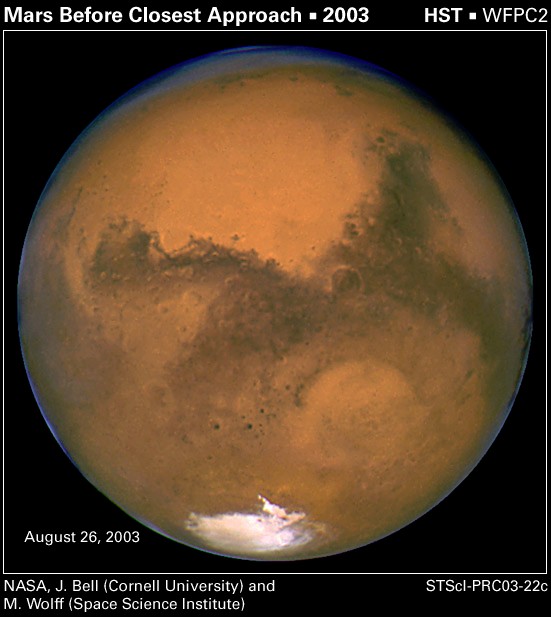 L'opposition martienne remarquable de 2003 permit au télescope spatial Hubble de réaliser cette très belle image... et à quelques farfelus de créer un hoax tenace. Crédit Nasa