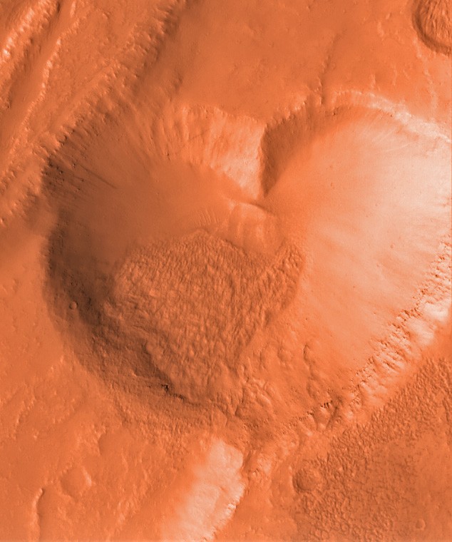 Ce graben martien semble parfaitement adapté au jour de la Saint-Valentin. © Nasa/JPL-Caltech/MSSS