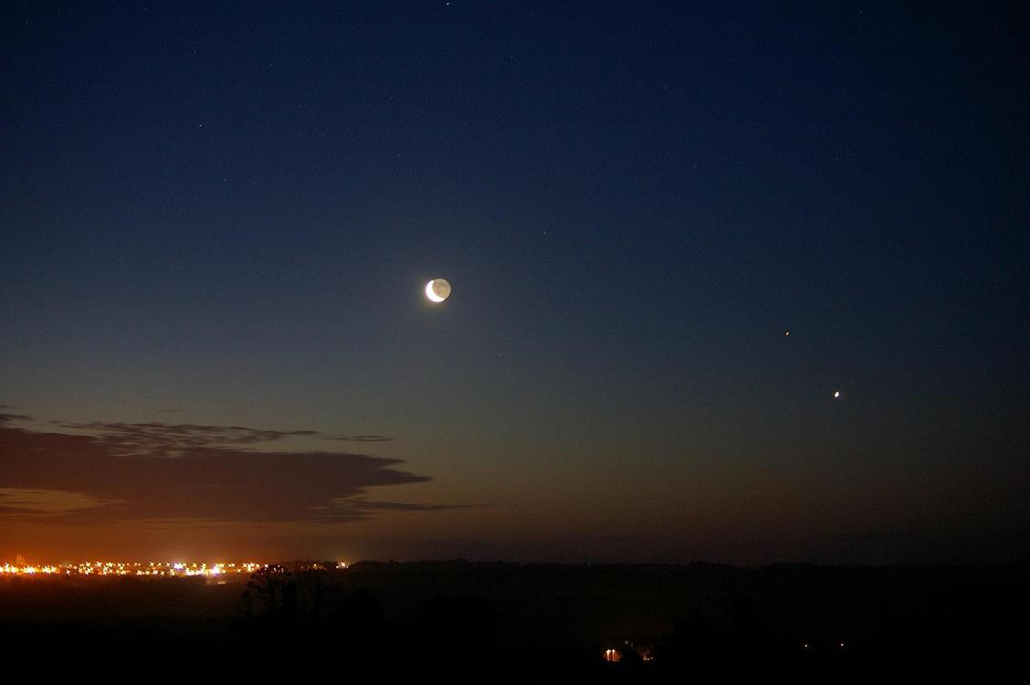 A l'aube du 20 juin 2009, Laurent Le Viennesse immortalisait cette rencontre entre (de gauche à droite) la Lune, Mars et Vénus. 