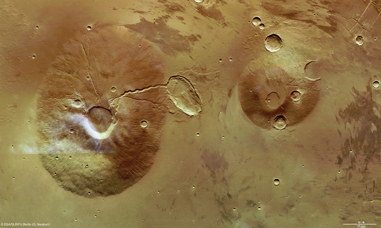 Volcans jumeaux sous le regard de Mars Express. © Esa/DLR/FU Berlin (G. Neukum)