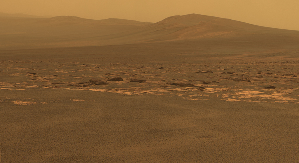 Cette image réalisée le 9 août par le rover Opportunity depuis Spirit montre une partie du cratère Endeavour (à gauche) et de ses remparts (à droite). Des roches brisées sont visibles au premier plan. © Nasa/JPL-Caltech/Cornell/ASU
