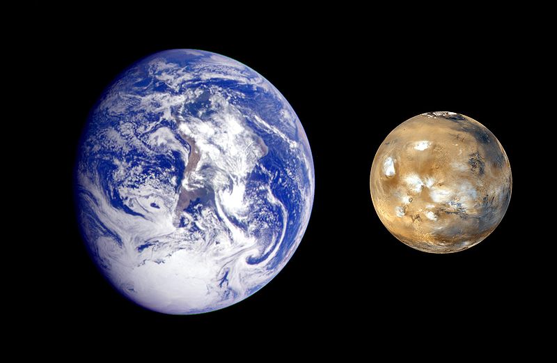 Comparaison des tailles de la Terre et de Mars. Y aurait-il de l'eau propice à la vie sous la surface de cette dernière ? © Nasa, Wikimedia Commons, DP