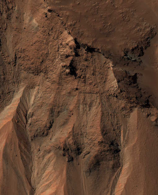 Dans l'hémisphère sud de Mars, MRO a pris cette image d'une zone de 1 km de large environ proche du cratère Hale. Des ravines laissées par des écoulements sont bien visibles. Crédit : NASA/JPL-Caltech/University of Arizona

