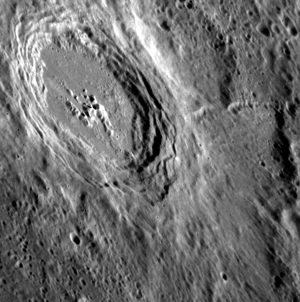 Surprenante ressemblance entre ce jeune cratère d'impact sur Mercure et son équivalent lunaire, le cratère Tycho. © Nasa/Johns Hopkins University Applied Physics Laboratory, Carnegie Institution of Washington