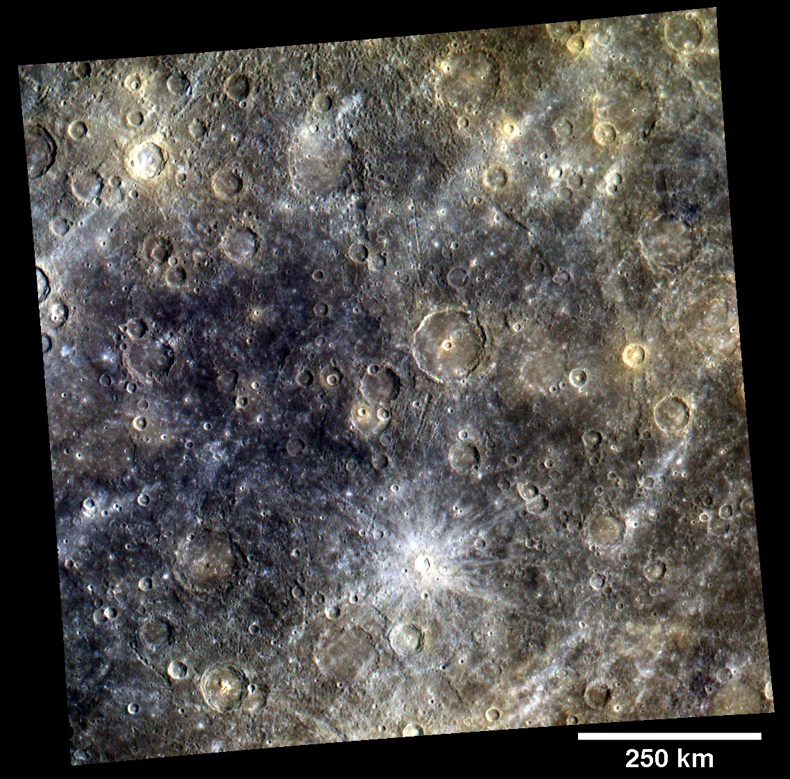 Les images de la surface de Mercure prises en couleur permettent de mieux révéler certains détails, comme ici les rayons lumineux de Snorri, un jeune cratère d'impact de 21 kilomètres de diamètre. © Nasa/Johns Hopkins University Applied Physics Laboratory/Carnegie Institution of Washington