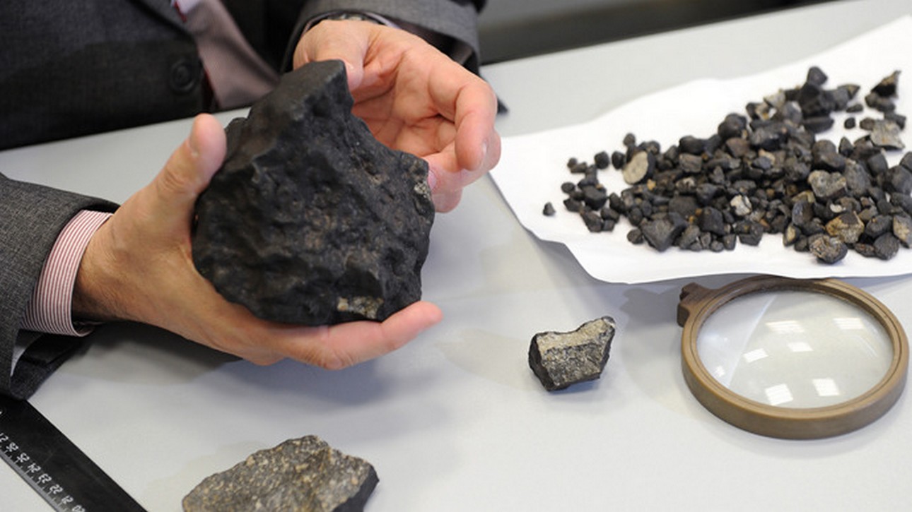 Le plus gros morceau de la météorite de l'Oural a été retrouvé au cours d'une expédition le 25 février dans la région de Tcheliabinsk, dix jours après la chute de la météorite de l'Oural. Ce morceau de chondrite pèse un peu plus d'un kilogramme. © Ria Novosti, Pavel Lisicin